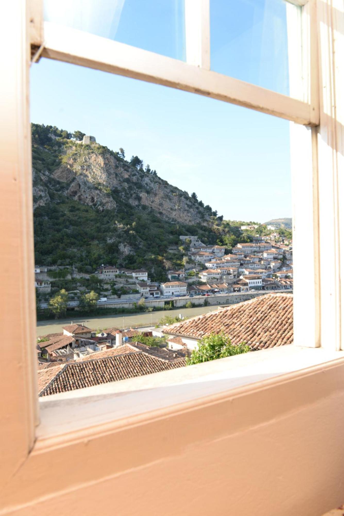 Guest House Taunus Berat Exterior photo