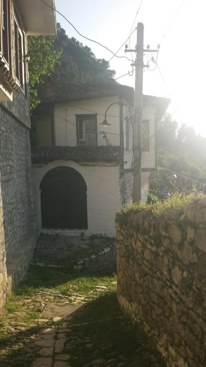 Guest House Taunus Berat Exterior photo