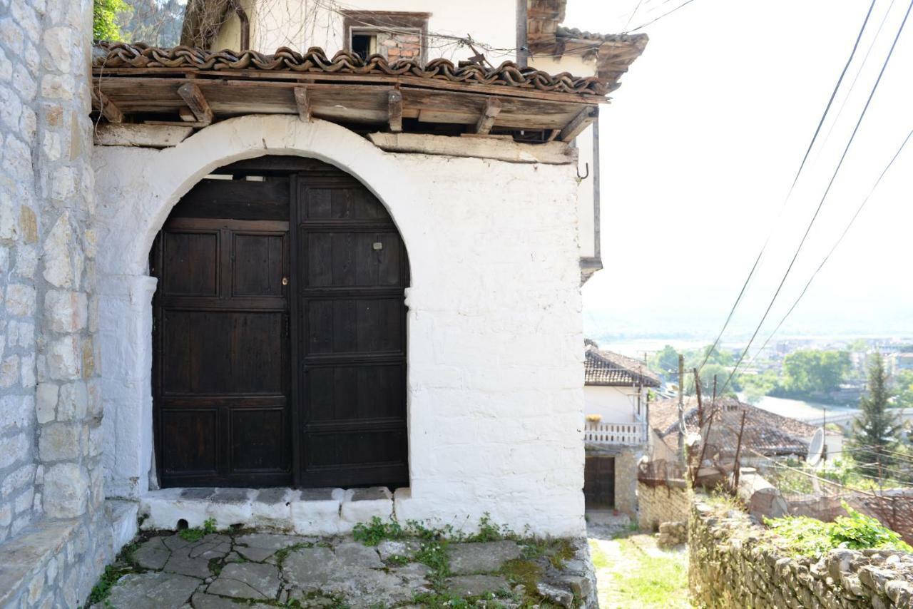 Guest House Taunus Berat Exterior photo
