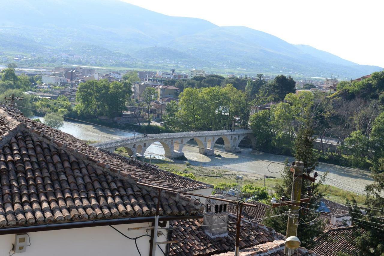 Guest House Taunus Berat Exterior photo